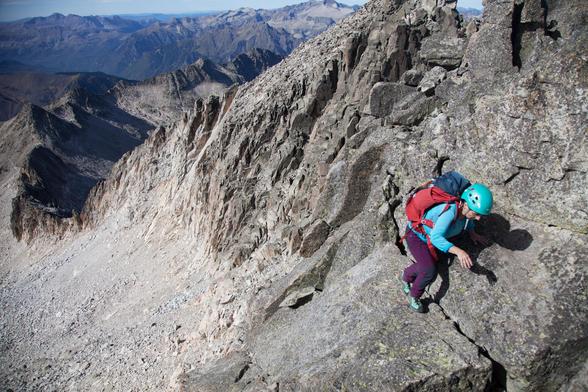Cresta entre la Punta Astorg y el Pico del Medio con la Cresta de Cregüeña de fondo....
