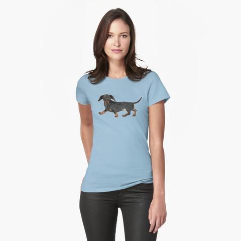 Impression d'une illustration d'un teckel noir et feu sur un T-Shirt bleu clair (plusieurs coupes et coloris disponibles)
