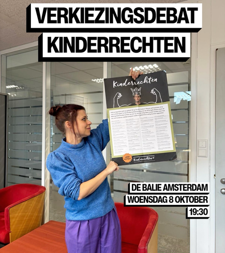 Foto van mij in mijn werkkamer, voor een glazen raam met een rode bank op de grond. Ik heb een paarse broek aan en smurfenblauwe trui. In mijn hand een poster op A3-formaat met de tekst van het Kinderrechtenverdrag waar ik naar kijk. In grote letters in de tekst “Verkiezingsdebat Kinderrechten, De Balie Amsterdam, woensdag 8 oktober”.