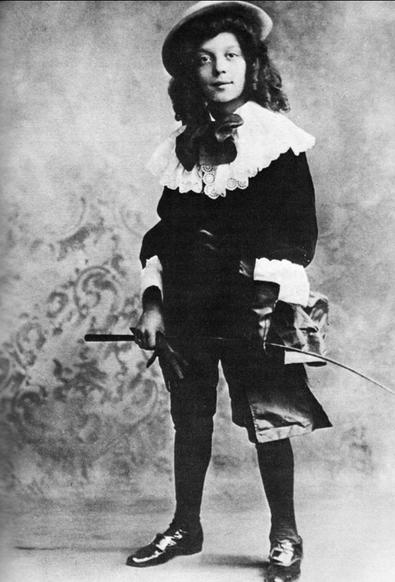 Portrait d'un jeune Buster Keaton en tenue temps modernes