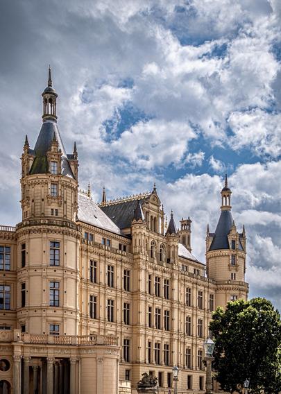👁️ An ornate gold-colored neo-Gothic stone palace under a blue sky full of clouds
📍 Schwerin Castle
📅 20 Aug 2025
📸 Nikon D5600
⚪️ Nikkor DX 35 mm ƒ1.8G
🎞️ ISO 100, ƒ5.6, -0.7 ev, 1/1250s 