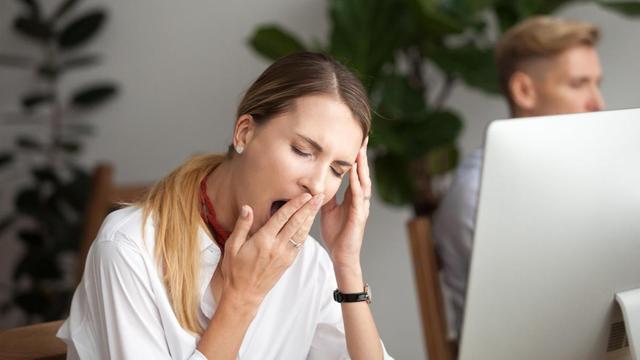 Une femme bâille FATIGUE
