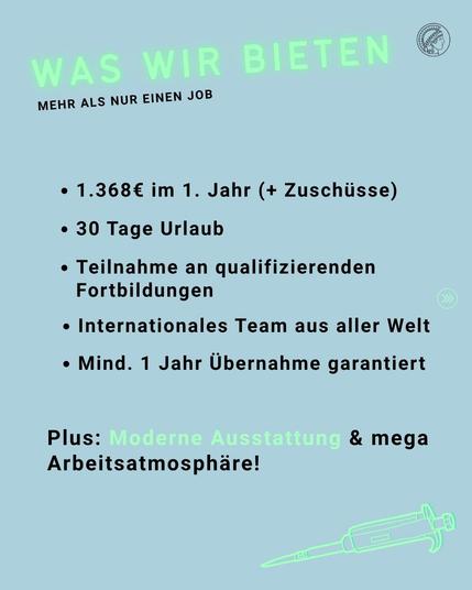 Text in grüner und schwarzer Schrift: 'WAS WIR BIETEN', 'MEHR ALS NUR EINEN JOB', Aufzählung mit Arbeitsbedingungen und Vorteilen, darunter 'Plus: Moderne Ausstattung & mega Arbeitsatmosphäre!', rechts unten stilisierte Spritze als Grafik.