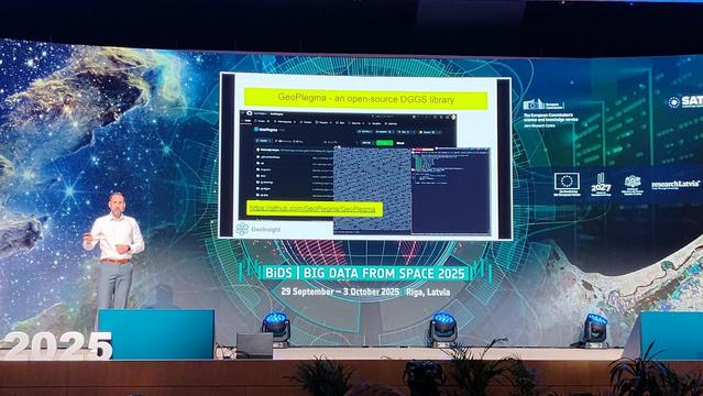Michael Jendryke on the main BiDS conference stage presenting #DGGS and the #GeoPlegma project.
