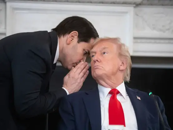 Rubio flüstert in Trumps Ohr