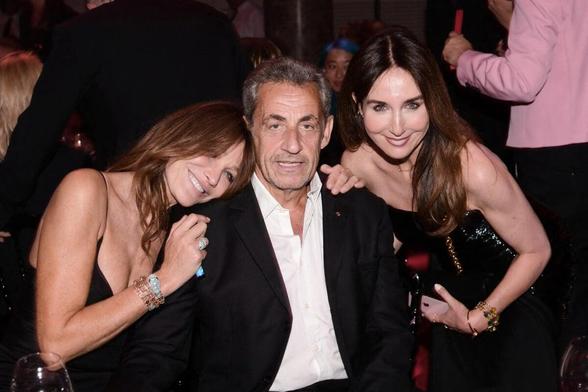 Carla Bruni-Sarkozy, son mari Nicolas Sarkozy et Elsa Zylberstein https://fr.wikipedia.org/wiki/Elsa_Zylberstein au 19e "Diner de la Mode" au bénéfice de Sidaction au Pavillon Cambon Capucines dans le cadre de la Fashion Week de Paris.