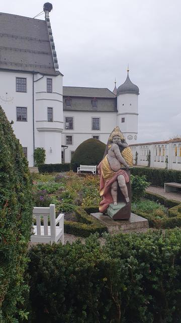 Der Schlosshof mit Figurenbeute