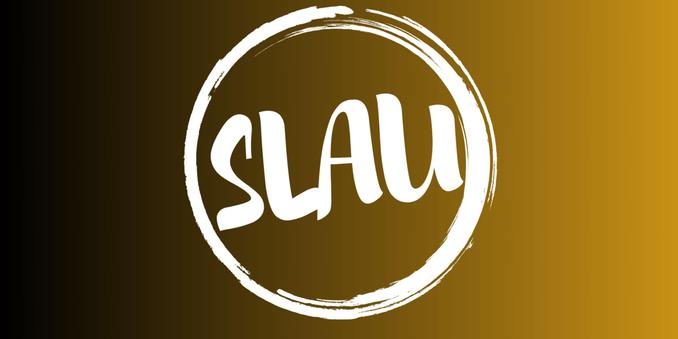 Slau logo witte letters SLAU in een witte cirkel op gouden achtergrond