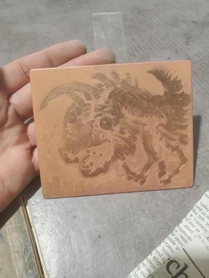 Après 3 passages dans l'acide, la même plaque de cuivre (dessin au trait d'un chien à toutes petites dents, gueule ouverte et pleurnichant, les pattes rentrées sous lui et des cornes bizarres lui sortant de la colonne vertébrale)