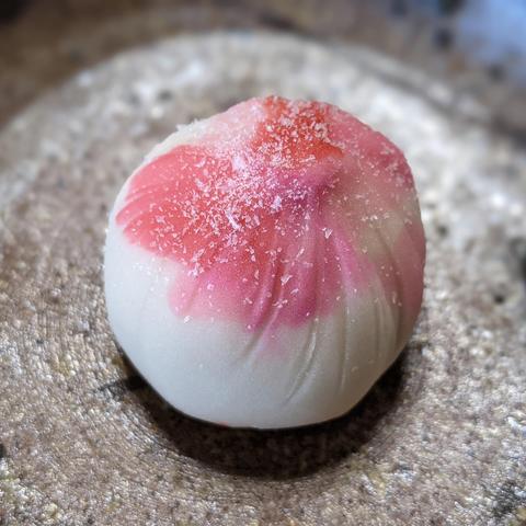 Nona's 'Kaori-gusa' (fragrant grass), a delicate pink sweet inspired by fujibakama.
