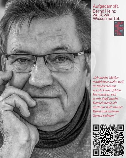 Schwarzweiß-Porträtfoto von Bernd Heinz, geb. 1950 in Jena. Übertrug sein Optik- und Vakuumbeschichtungswissen von Carl Zeiss Jena nach Goslar, etablierte Goldbeschichtungen für Kunststoffspiegel und vermittelt heute Mathematik und Physik an Gymnasien. Mit dem Meme-Text „Ich mache Mathematiklehrer nicht, weil in Niedersachsen so viele Lehrer fehlen. Ich mache es, weil es mir Spaß macht. Danach werde ich mich nur noch meiner Kunst und meinem Garten widmen.“ Aus dem Buch „Aufgebrochen. Spur des Ostens: Deutsche Porträts mit Wirkung.“ Bild + Text © Roland Hensel.