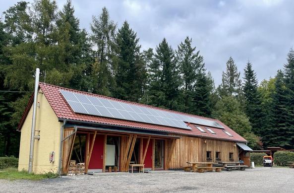 Ein Haus, zum Forstrevier Bühlau gehörend, dahinter Bäume der Dresdner Heide.