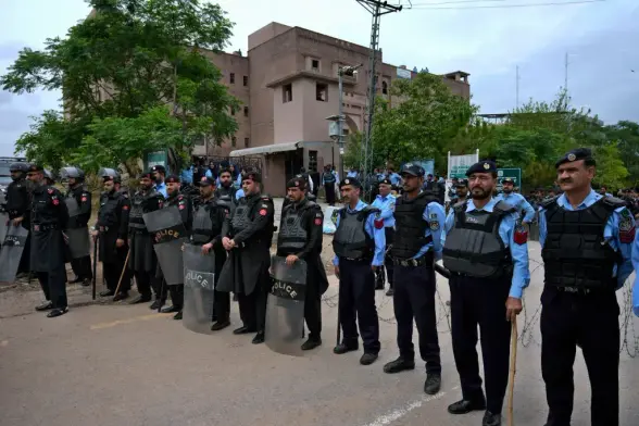 Image representative of traffic diversions and internet shutdown paralyzing the twin cities amid security lockdown.