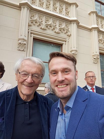 Mit dem ehemaligen Politiker, Bundeskanzler und Rechtswissenschaftler Wolfgang Schüssel im Schloss Hernstein zu den außenpolitischen Gespräche. @una.austria 

Es ist ein Ort wo globale Tendenzen und sicherheitspolitische Fragen besprochen werden. 

Und the one and only @gunther.fehlinger.jahn im Hintergrund zu sehen mischt wie immer mit. 

#Geopolitik #Frieden #nato #usa #eu #europa #schüssel #schlosshernstein