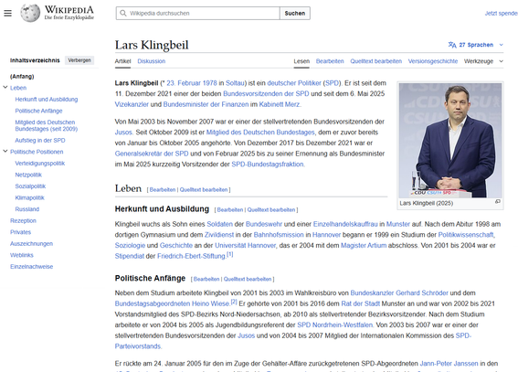 Lars Klingbeil (* 23. Februar 1978 in Soltau) ist ein deutscher Politiker (SPD). Er ist seit dem 11. Dezember 2021 einer der beiden Bundesvorsitzenden der SPD und seit dem 6. Mai 2025 Vizekanzler und Bundesminister der Finanzen im Kabinett Merz.

Von Mai 2003 bis November 2007 war er einer der stellvertretenden Bundesvorsitzenden der Jusos. Seit Oktober 2009 ist er Mitglied des Deutschen Bundestages, dem er zuvor bereits von Januar bis Oktober 2005 angehörte. Von Dezember 2017 bis Dezember 2021 war er Generalsekretär der SPD und von Februar 2025 bis zu seiner Ernennung als Bundesminister im Mai 2025 kurzzeitig Vorsitzender der SPD-Bundestagsfraktion.
