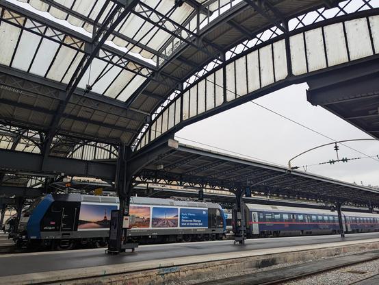 Traxx145 et NightJet en gare de Paris Est