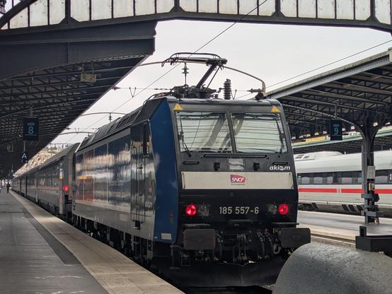 Locomotive Traxx 145 en tête d'un convoi NightJet en gare de Paris Est, ICE BR407 dans le fond