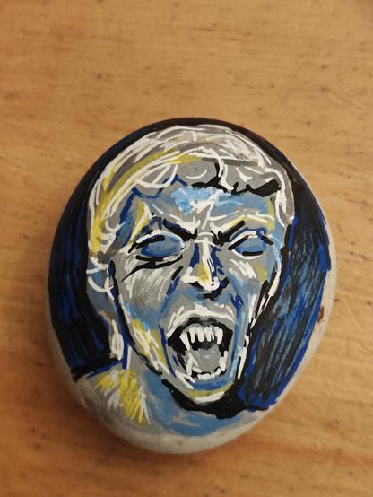 Kiveen maalattu "itkevä enkeli", eli "weeping angel", Doctor Who -sarjasta.