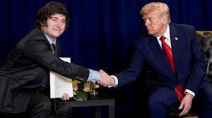 Le président argentin Javier Milei (à gauche) serrant la main de son homologue américain Donald Trump (à droite), le 23 septembre 2025 à New York.