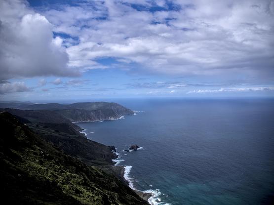 Fotografía tomada desde el mirador de Vixía Herbeira. Vista de los acantilados de San Andres de Teixido, considerados los más altos de la Europa continental.
