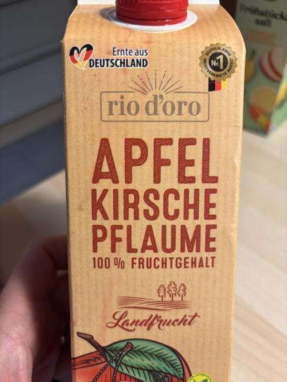 Foto einer Fruchtsaftpackung mit dem Namen "Apfel Kirsche Pflaume"