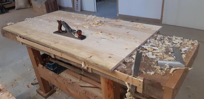 Plateau de table, sur mon étable, début du rabotage, avec un numéro 5 en riflard. 