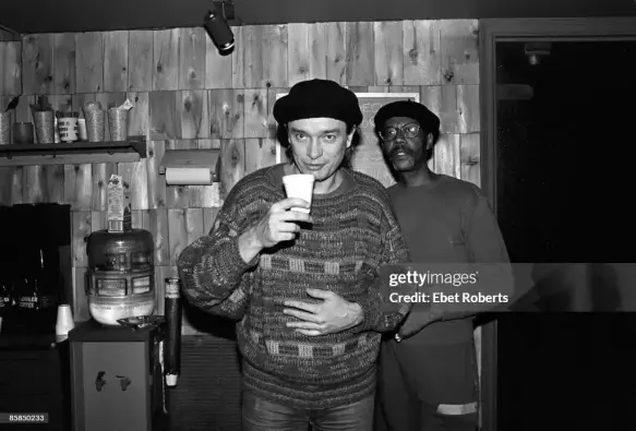 Jaco Pastorius, bassiste légendaire de jazz,  lors d’un événement de musiciens aux États-Unis.  Photo prise par Ebet Roberts/Redferns.