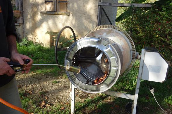 Machine à éplucher les châtaignes bricolée avec une bétonnière, une cuve de lave linge et un désherbeur thermique.