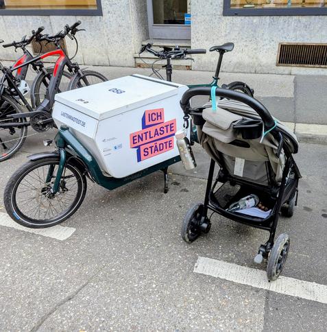 Lastenrad und Kinderwagen