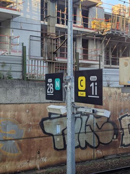 Panneau indiquant les voies 2B et 1i sur le quai de la gare de Viroflay Rive Gauche