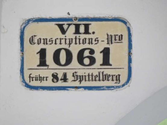 Konskriptionsnummernschild links: Dieses zeigt Nummern, die nie für das in der Stiftgasse 8 befindliche Amerlinghaus gültig waren, sondern für die Spittelberggasse 7