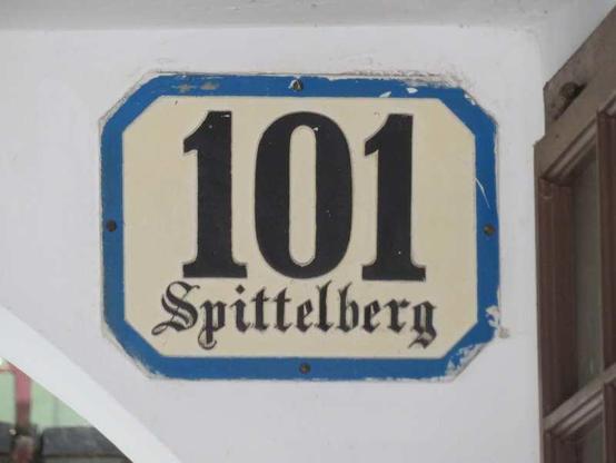 Konskriptionsnummernschild rechts: Diese Nummer galt von 1770 bis in die 1870er Jahre für das Amerlinghaus.