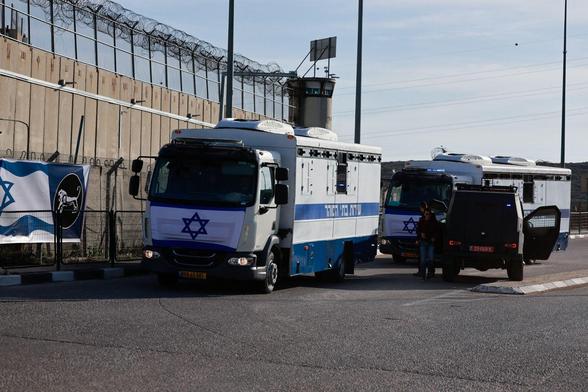Vehicles i soldats israelians a l'exterior de la presó militar d'Ofer, a Cisjordània, abans del primer intercanvi previst en l'alto el foc  (Reuters/Ammar Awad)