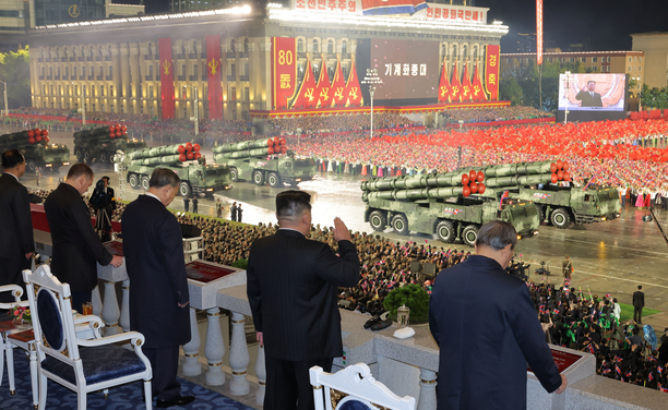 El líder nord-coreà presidint la desfilada (Reuters)