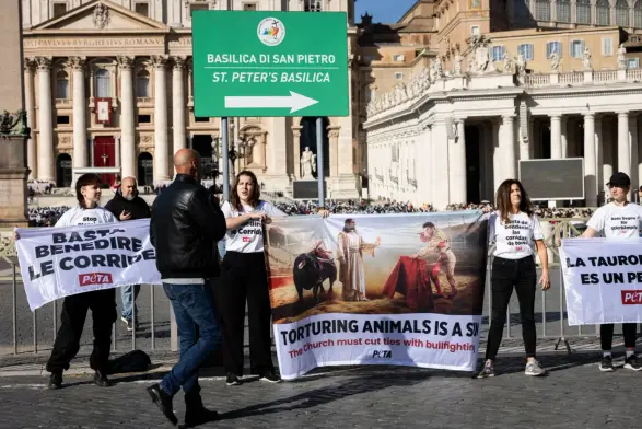 Action dans le cadre de la campagne de PETA appelant l’Église catholique à rompre ses liens avec les corridas cruelles.