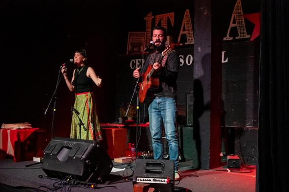 Yaima Orozco y Migue de la Rosa en el escenario del CS Ítaca.