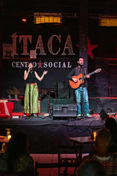 Yaima Orozco y Migue de la Rosa en el escenario del CS Ítaca.