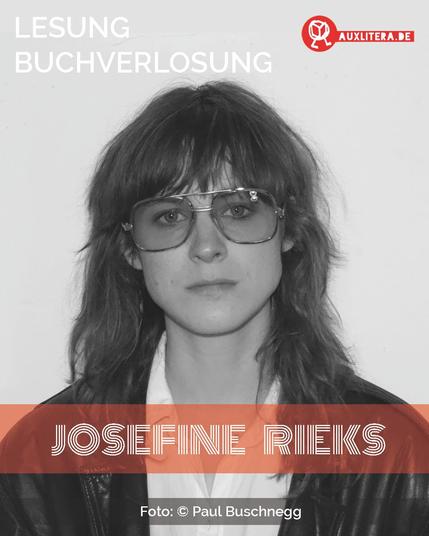 Portraitaufnahme in Schwarzweiß der Autorin Josefine Rieks. Sie trägt eine 70er-Jahre Brille und lange Haare im Stil der 70er. Sie schaut direkt und ernst in die Kamera.