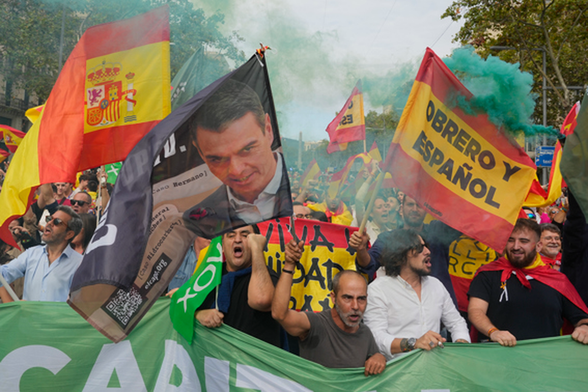 La manifestació del 12 d'octubre a Barcelona s'ha fet sota el lema "Barcelona: capital de la Hispanitat"  (EFE/Alejandro García)