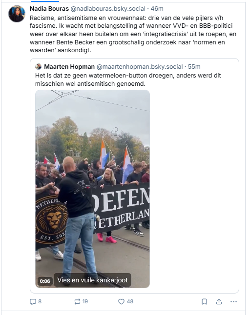 Screenshot van post van ‪Nadia Bouras op bluesky, waarin ze de eerdere post van Maarten Hopman citeert, met de videoclip van de extreemrechtsen en fascisten die door Amsterdam lopen, met prinsenvlaggen en racistische en antisemitische leuzen en uitingen van vrouwenhaat.
‬
 ‪@nadiabouras.bsky.social‬
Racisme, antisemitisme en vrouwenhaat: drie van de vele pijlers v/h fascisme. Ik wacht met belangstelling af wanneer VVD- en BBB-politici weer over elkaar heen buitelen om een ‘integratiecrisis’ uit te roepen, en wanneer Bente Becker een grootschalig onderzoek naar ‘normen en waarden’ aankondigt.
12 oktober 2025 om 16:12