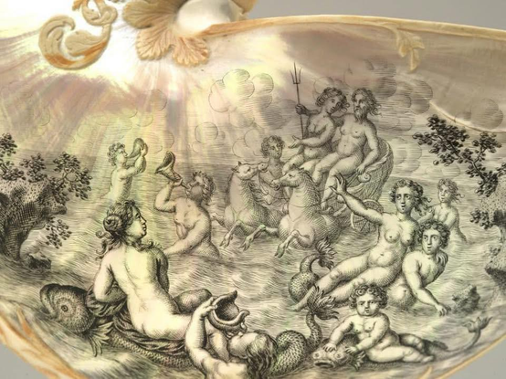Das Bild zeigt einen Ausschnitt eines Objekts mit einer aufwendigen Gestaltung. Es handelt sich um eine detaillierte, monochrome Illustration, die in einem runden oder gewölbten Bereich angeordnet ist. Im Zentrum liegt eine Figur, die seitlich liegt. Um diese Figur herum sind viele kleinere Figuren angeordnet, die sich in verschiedenen Posen befinden. Es befindet sich ein großer Baum im Hintergrund und Wolken oder Rauch, die das Bild umrahmen. Die Illustration weist feine Linien und Schraffuren auf, wodurch ein schattierter Effekt entsteht.

Bereitgestellt von @altbot, privat und lokal generiert mit Gemma3:27b