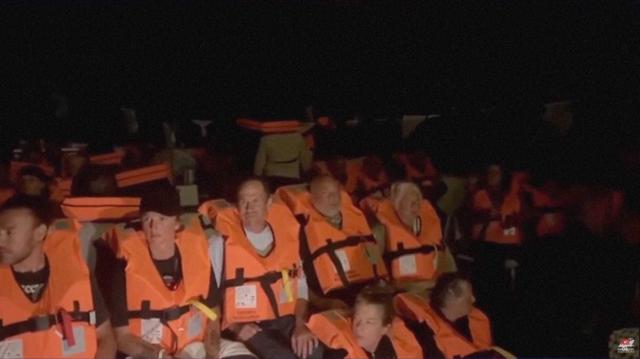 L'équipage du « Conscience », un navire à destination de Gaza faisant partie de la flottille Global Sumud, lors de l'interception de l'appareil par les forces israéliennes. Capture d'écran d'une vidéo diffusée le 8 octobre 2025