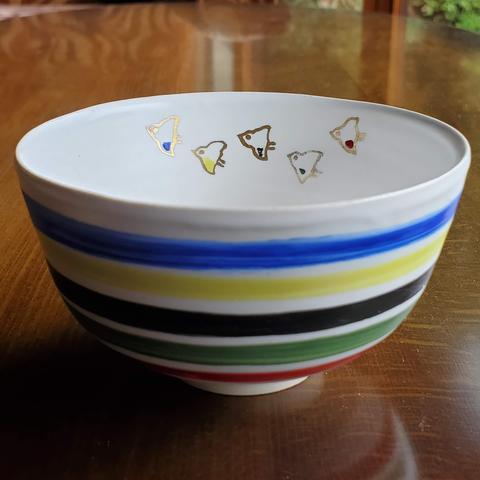Miho-san created this tea bowl. 5 colourful lines represent the Olympic rings, with chidori (a popular motif in Kyoto) flying on the interior of the bowl.
