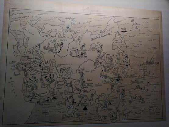 Eine von Hergé handgezeichnete Karte, die die eurasische Landmasse und angrenzende Wassergebiete darstellt. Die Karte ist mit einer großen Anzahl kleiner Zeichnungen und beschrifteten Namen gefüllt. Die Zeichnungen umfassen Berge, Flüsse, Gebäude, Boote, Tiere und menschliche Figuren. Die Karte ist mit vielen kleinen Linien und Mustern gefüllt, die Flüsse, Straßen und andere geografische Merkmale darstellen.
Der Text auf der Karte umfasst: "Ocean Atlantique", "Ocean Glacial Arctique", "mer d'Alaska", "mer de Sibérie", "Mongolie", "mer de Béring", "chinois", "Océanie", "Japon", "Formose", "Philippines", "mer de Chine", "Indochine", "Inde", "Ceylan", "Arabie", "Ethiopie", "Somalie", "mer Rouge", "mer Noir", "Turquie", "Caucase", "Caspienne", "Persie", "Afghanistan", "Tibet", "Sinkiang", "mer Jaune", "Corée", "Pékin", "Chine", "Océanie", "Japon", "Formose", "Philippines", "mer de Chine", "Indochine", "Inde", "Ceylan", "Arabie", "Ethiopie", "Somalie", "mer Rouge", "mer Noir", "Turquie", "Caucase", "Caspienne", "Persie", "Afghanistan", "Tibet", "Sinkiang", "mer Jaune", "Pékin", "Corée", "Ile d'Alaska".