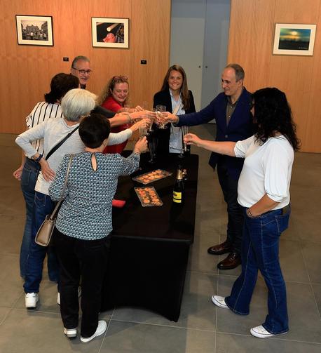 Teniente alcade y edil de cultura "Almudena Gómez Jiménez", invitados, asistentes, personal del centro y Creatiz y artista J. Antonio Fontal Álvarez durante el brindis de inauguración en la "Casa de cultura de Miraflores de la Sierra" en Madrid