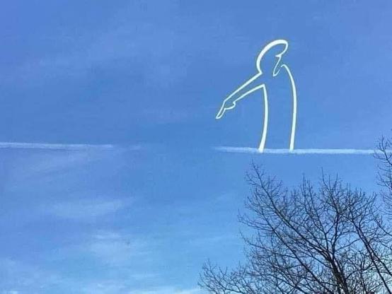 Ein blauer Himmel mit einer weißen Zeichnung darin. Die Zeichnung ist ein abstraktes menschliches Profil, das ein einzelnes Bein und einen Arm zeigt, der in die Ferne zeigt. Unterhalb der Zeichnung sind Äste eines Baumes zu sehen, der im Vordergrund steht. Der Himmel ist hellblau und fast wolkenlos. Die Zeichnung scheint mit einer Art Wolken zu sein, die durch einen Flugzeugpropeller erzeugt wurde.

Bereitgestellt von @altbot, privat und lokal generiert mit Gemma3:27b