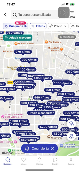 Captura de pantalla de un mapa de la ciudad de Alicante en una aplicación inmobiliaria, mostrando decenas de precios de alquiler marcados con etiquetas azules. La mayoría de los pisos rondan entre los 900 y los 1.300 euros al mes, con algunos alcanzando hasta 1.800 €/mes. Se observa la zona de Carolinas Bajas y varias calles del centro, donde prácticamente no hay alquileres por debajo de 800 euros mensuales.