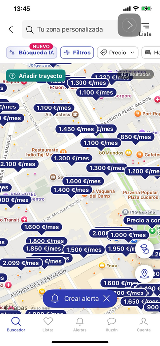 Captura de pantalla de un mapa de la ciudad de Alicante en una aplicación inmobiliaria, mostrando decenas de precios de alquiler marcados con etiquetas azules. La mayoría de los pisos rondan entre los 900 y los 1.300 euros al mes, con algunos alcanzando hasta 1.800 €/mes. Se observa la zona de Carolinas Bajas y varias calles del centro, donde prácticamente no hay alquileres por debajo de 800 euros mensuales.