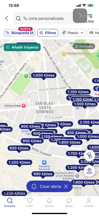 Captura de pantalla de un mapa de la ciudad de Alicante en una aplicación inmobiliaria, mostrando decenas de precios de alquiler marcados con etiquetas azules. La mayoría de los pisos rondan entre los 900 y los 1.300 euros al mes, con algunos alcanzando hasta 1.800 €/mes. Se observa la zona de Carolinas Bajas y varias calles del centro, donde prácticamente no hay alquileres por debajo de 800 euros mensuales.