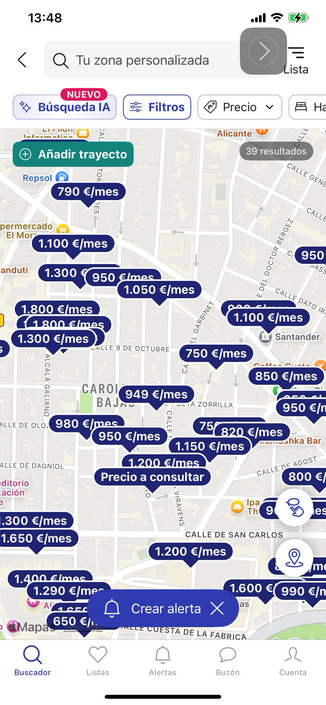 Captura de pantalla de un mapa de la ciudad de Alicante en una aplicación inmobiliaria, mostrando decenas de precios de alquiler marcados con etiquetas azules. La mayoría de los pisos rondan entre los 900 y los 1.300 euros al mes, con algunos alcanzando hasta 1.800 €/mes. Se observa la zona de Carolinas Bajas y varias calles del centro, donde prácticamente no hay alquileres por debajo de 800 euros mensuales.